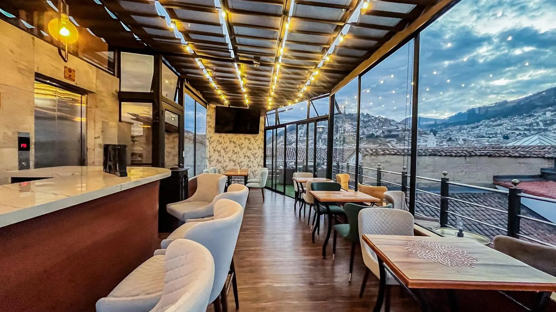 Hotel & Rooftop King Experience By David Quito