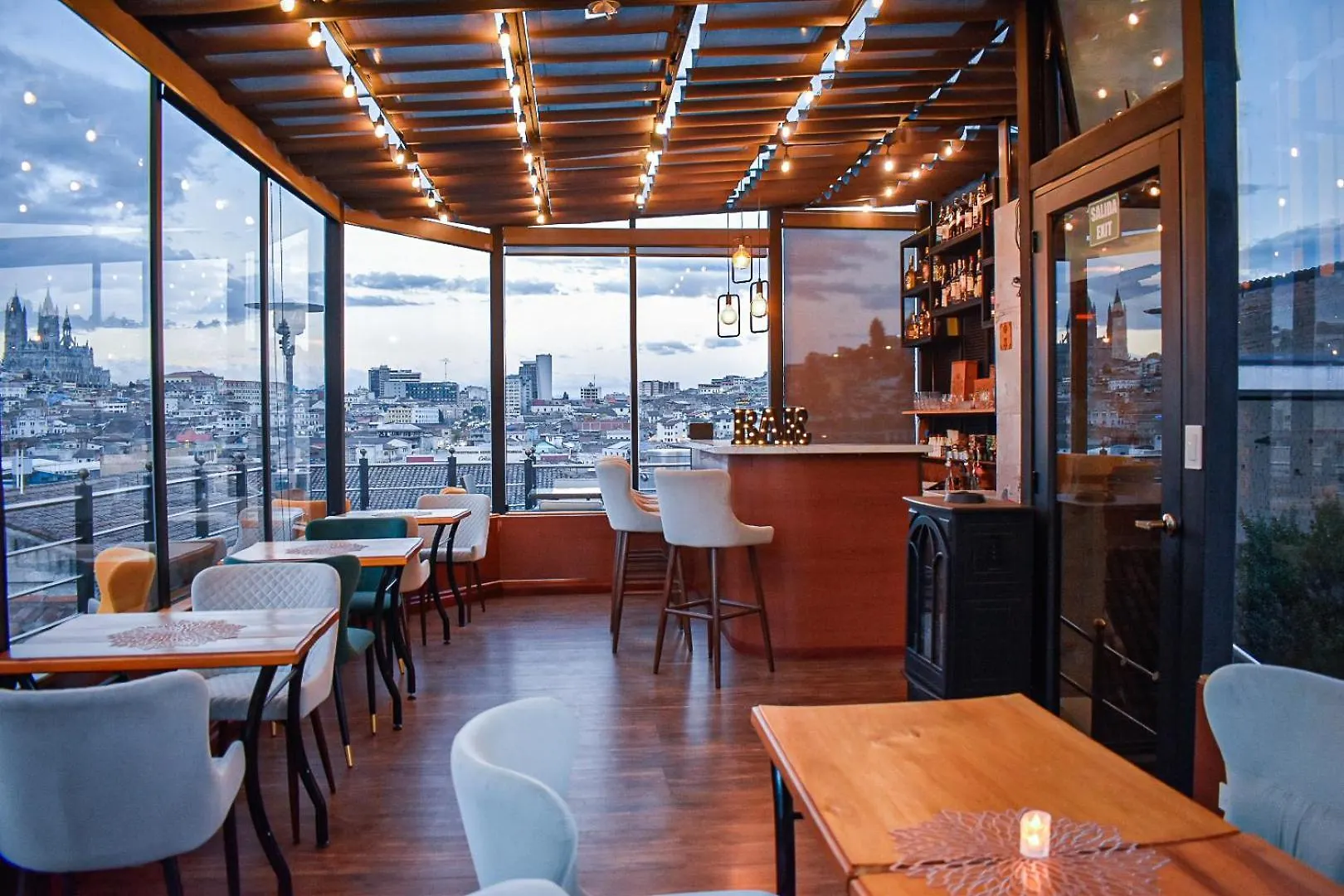 Hotel & Rooftop King Experience By David Quito