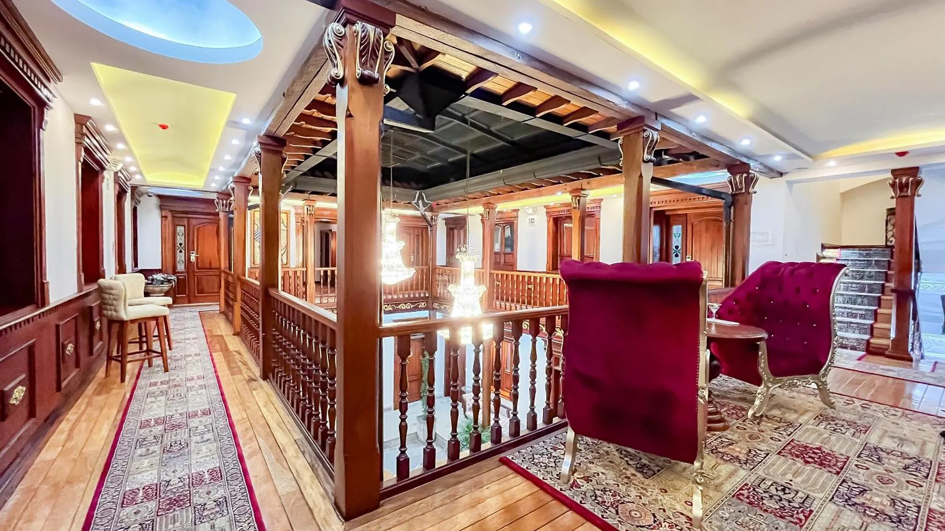 Hotel & Rooftop King Experience By David Quito