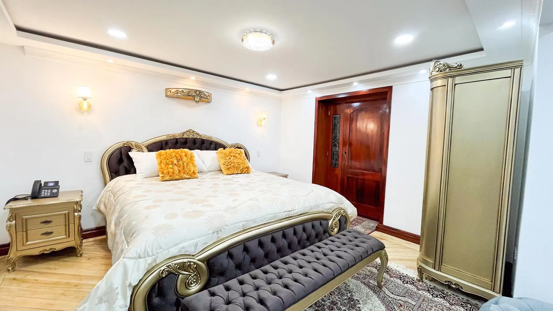 Hotel & Rooftop King Experience By David Quito