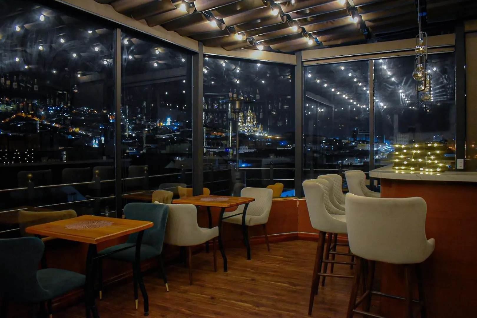 Hotel & Rooftop King Experience By David Quito 4*,